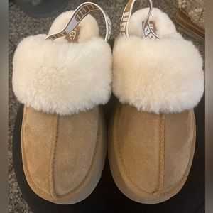 UGG women’s Funkette Platform Slipper size 8 (EUC - look brand new)